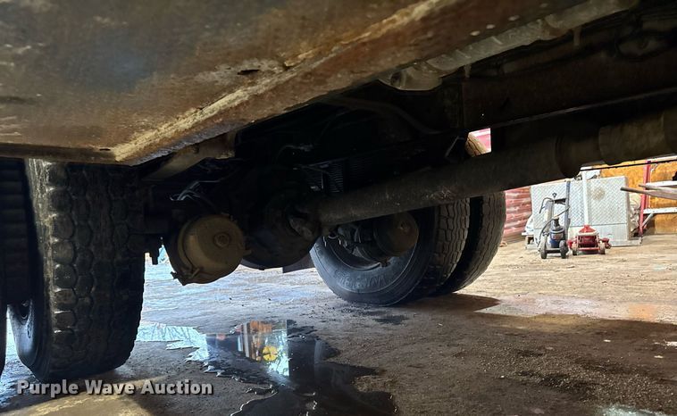 image for item DT0663 1991 Ford F700 winch truck