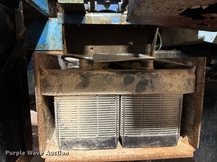 image for item DT0663 1991 Ford F700 winch truck