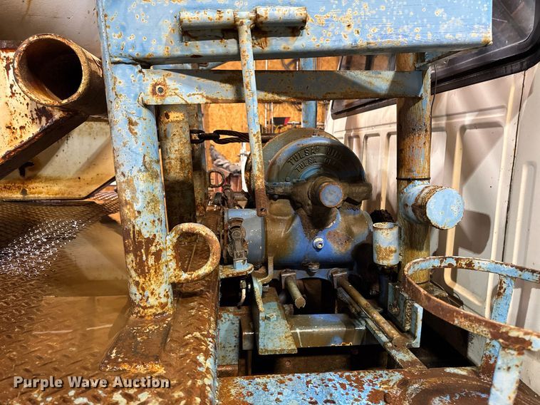 image for item DT0663 1991 Ford F700 winch truck