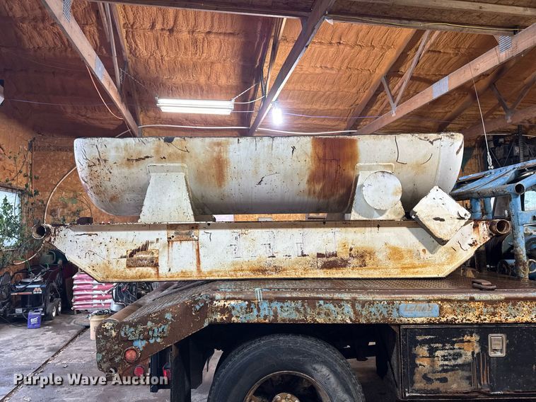 image for item DT0663 1991 Ford F700 winch truck