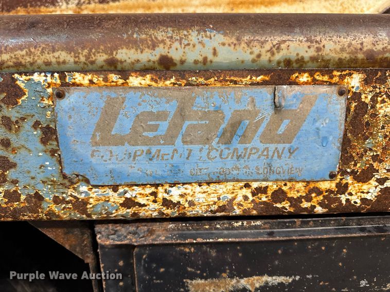 image for item DT0663 1991 Ford F700 winch truck