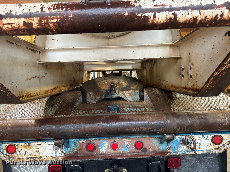 image for item DT0663 1991 Ford F700 winch truck