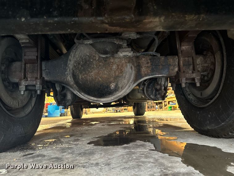 image for item DT0663 1991 Ford F700 winch truck