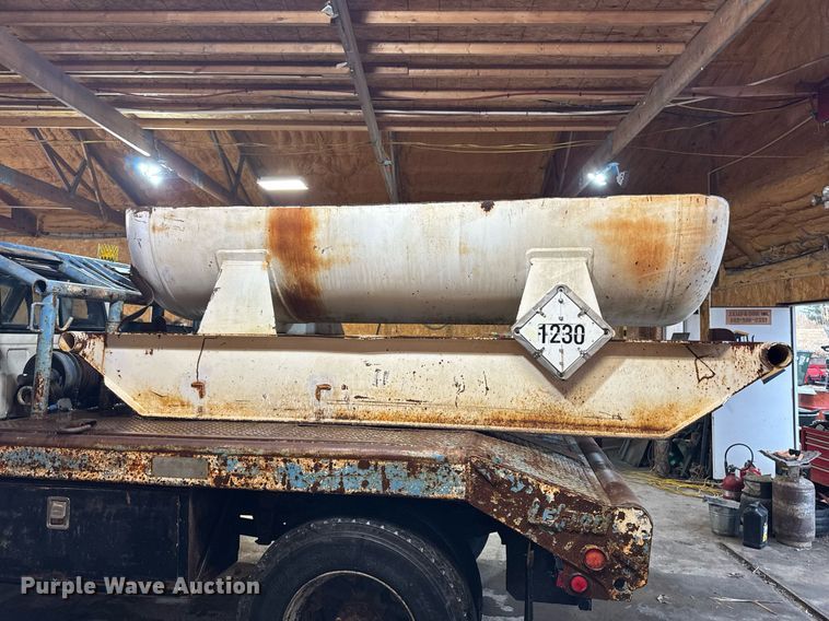 image for item DT0663 1991 Ford F700 winch truck