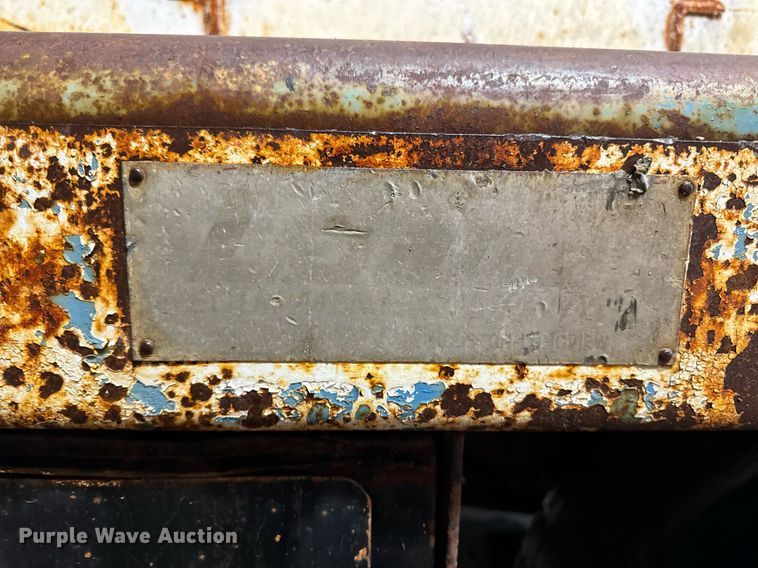 image for item DT0663 1991 Ford F700 winch truck