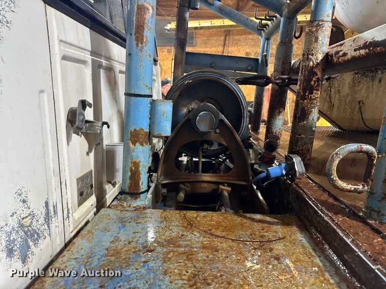 image for item DT0663 1991 Ford F700 winch truck