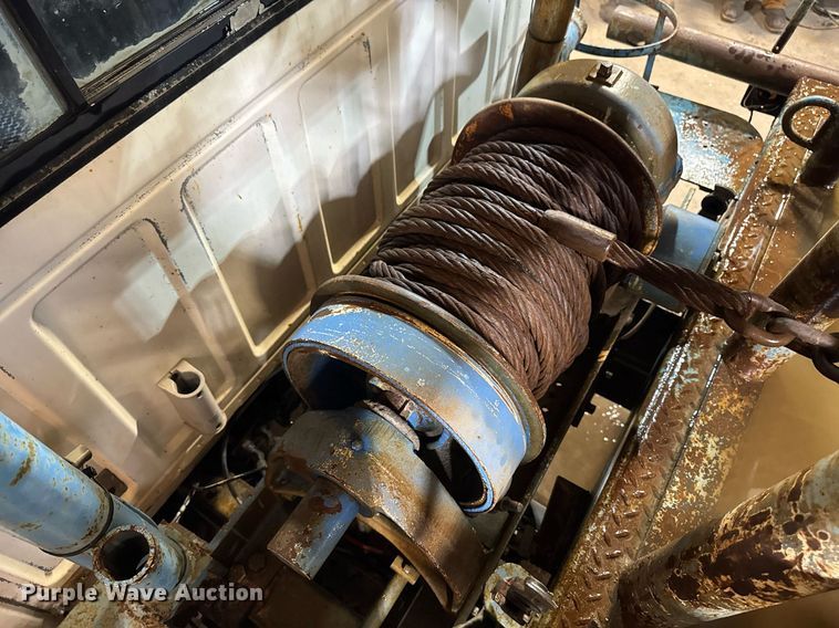 image for item DT0663 1991 Ford F700 winch truck