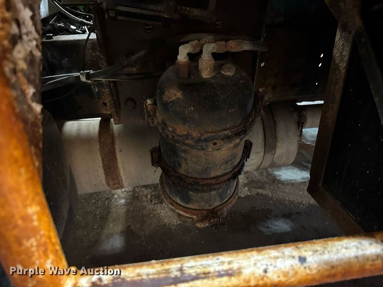 image for item DT0663 1991 Ford F700 winch truck