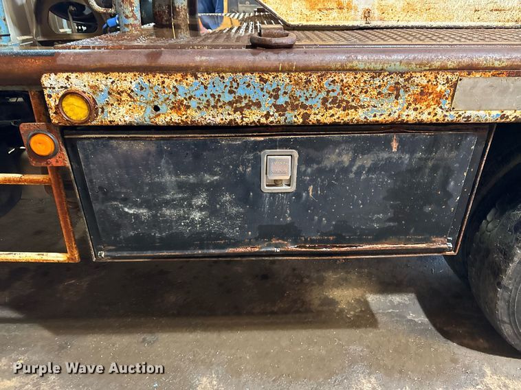 image for item DT0663 1991 Ford F700 winch truck