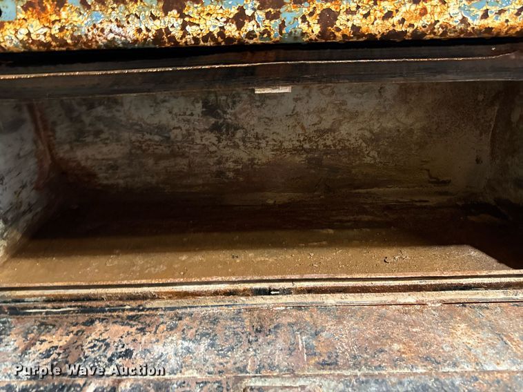 image for item DT0663 1991 Ford F700 winch truck