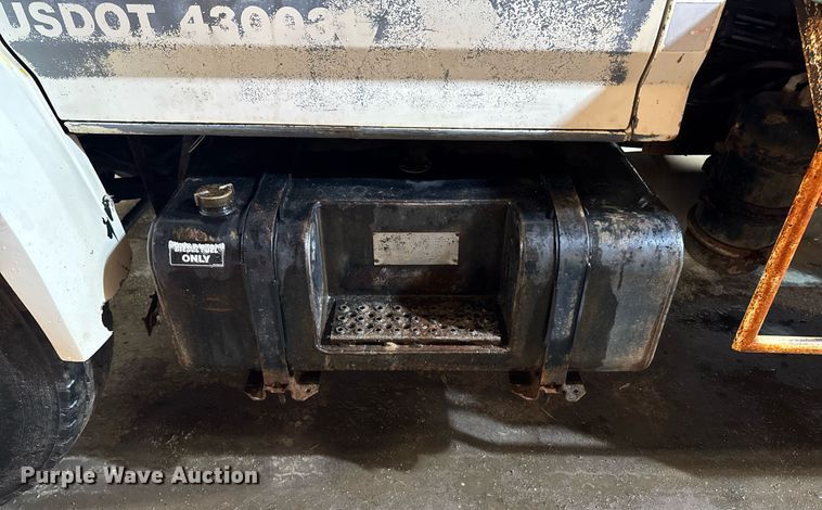 image for item DT0663 1991 Ford F700 winch truck