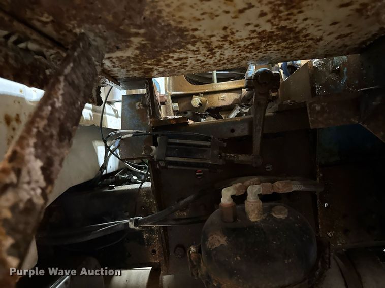 image for item DT0663 1991 Ford F700 winch truck