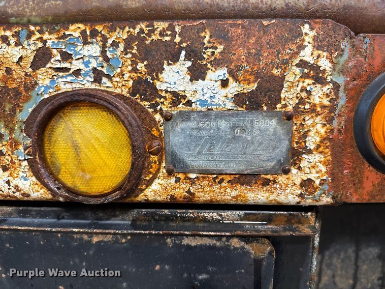 image for item DT0663 1991 Ford F700 winch truck