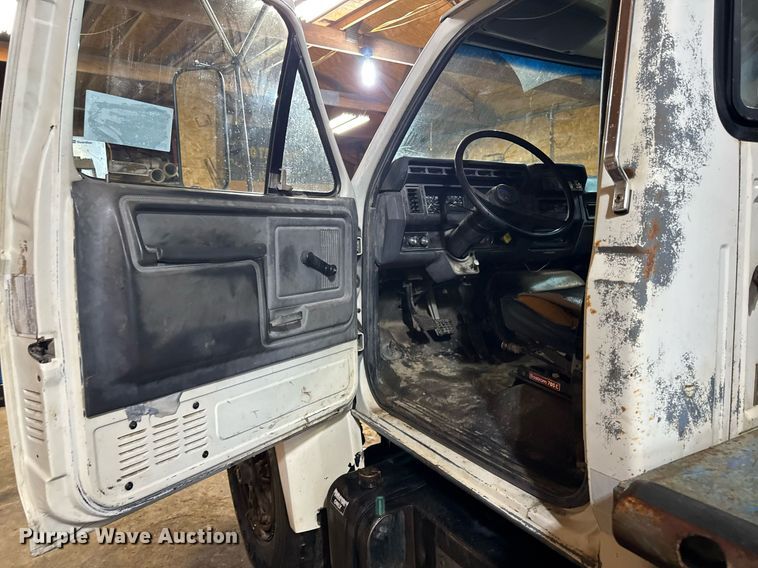 image for item DT0663 1991 Ford F700 winch truck