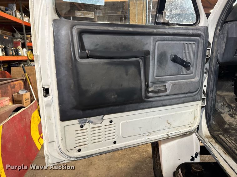 image for item DT0663 1991 Ford F700 winch truck