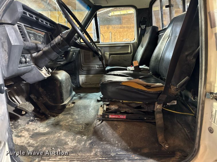 image for item DT0663 1991 Ford F700 winch truck