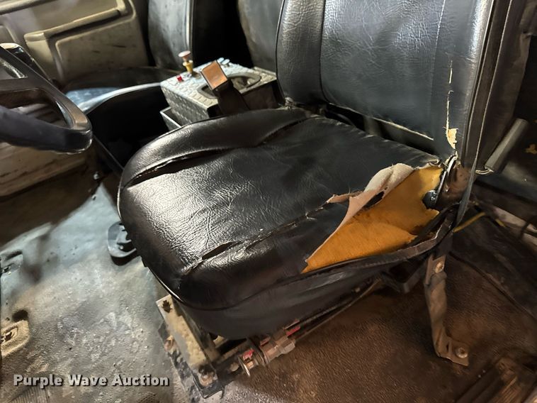 image for item DT0663 1991 Ford F700 winch truck