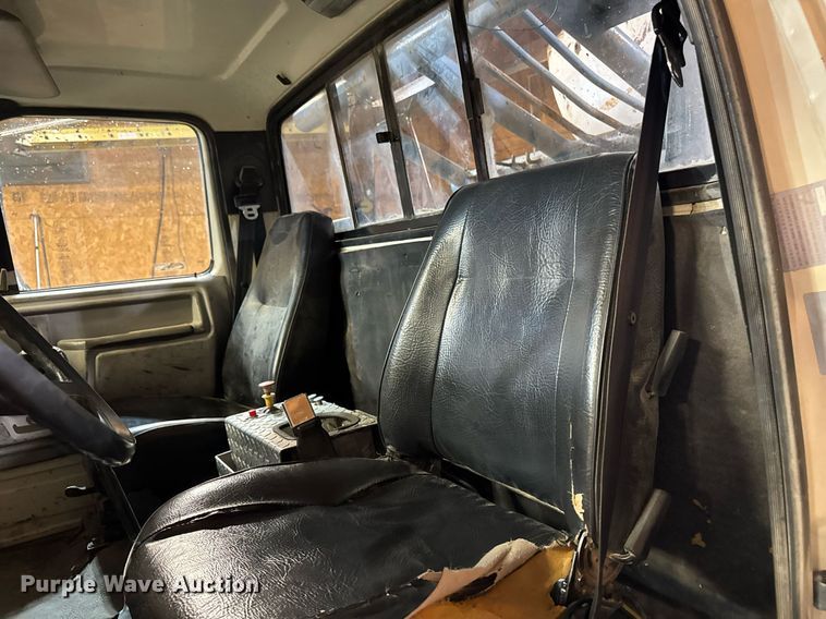 image for item DT0663 1991 Ford F700 winch truck