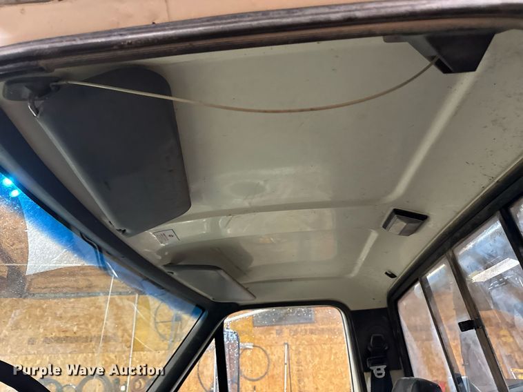 image for item DT0663 1991 Ford F700 winch truck