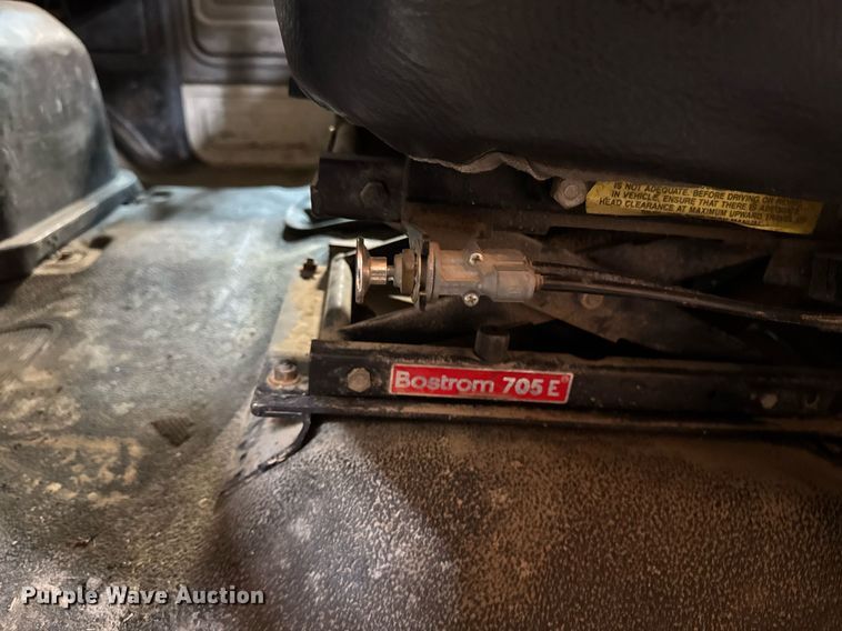 image for item DT0663 1991 Ford F700 winch truck