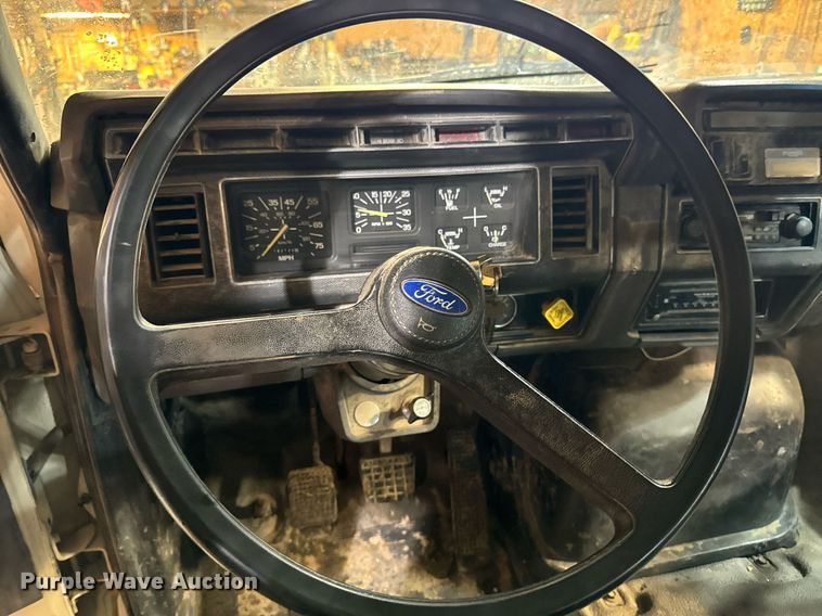 image for item DT0663 1991 Ford F700 winch truck