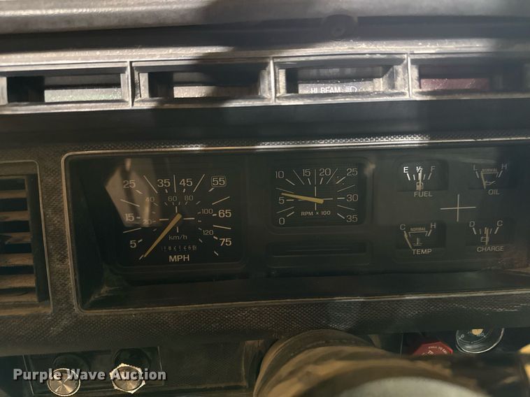 image for item DT0663 1991 Ford F700 winch truck