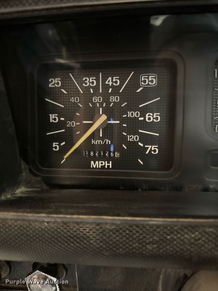 image for item DT0663 1991 Ford F700 winch truck