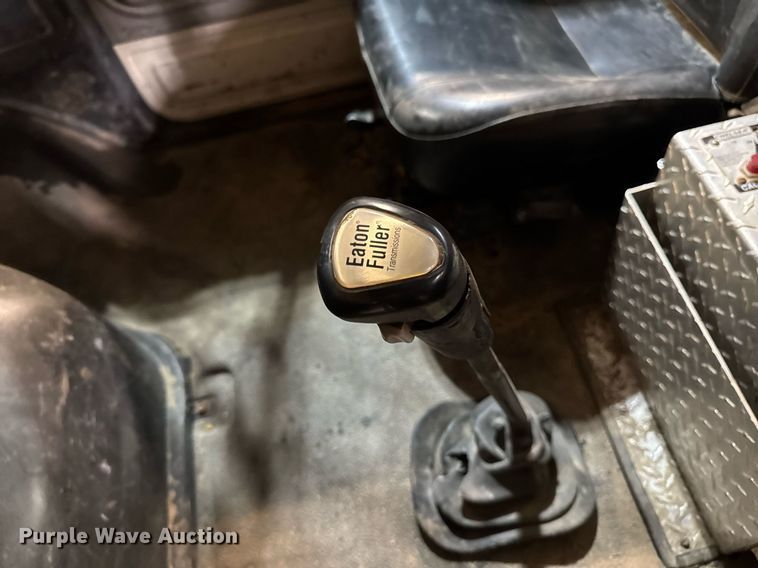 image for item DT0663 1991 Ford F700 winch truck