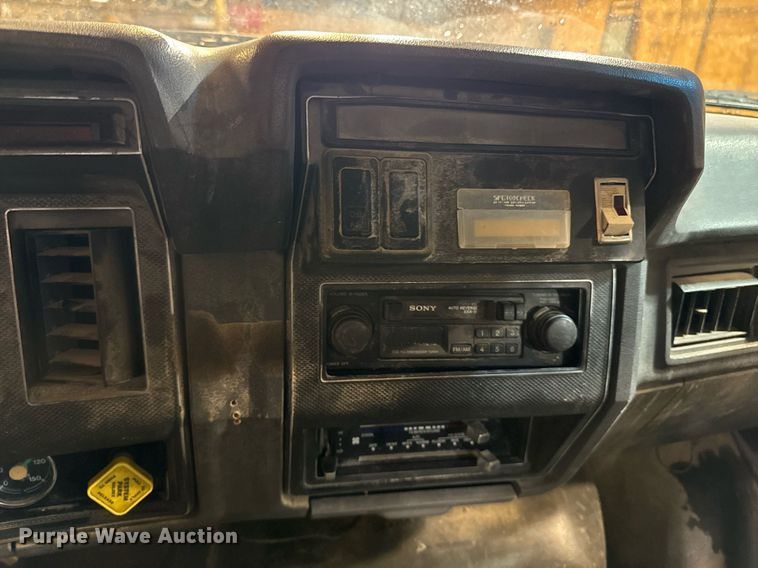 image for item DT0663 1991 Ford F700 winch truck