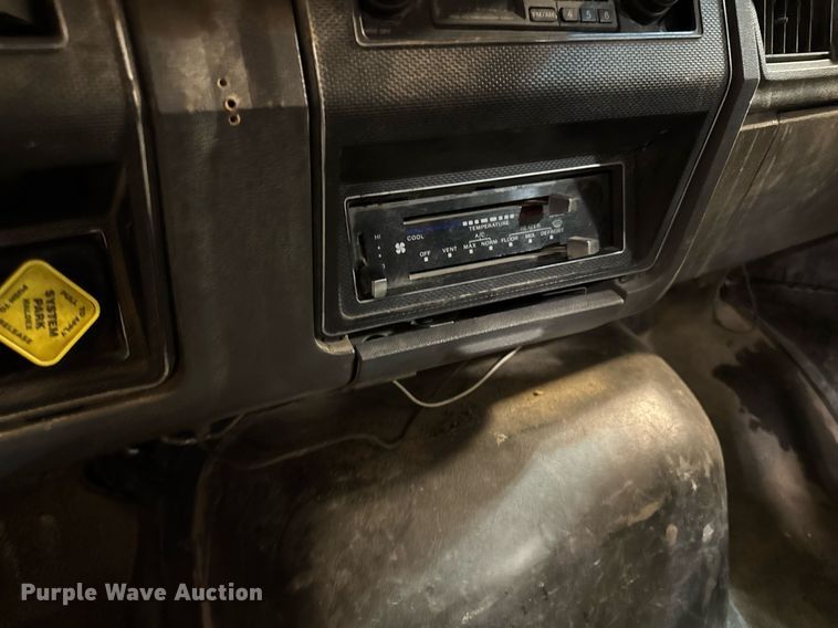 image for item DT0663 1991 Ford F700 winch truck