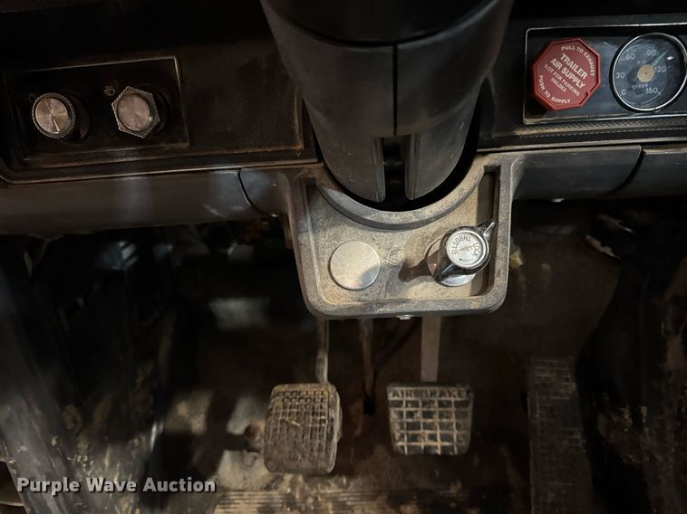 image for item DT0663 1991 Ford F700 winch truck