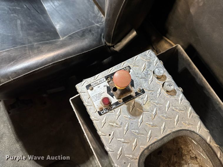 image for item DT0663 1991 Ford F700 winch truck