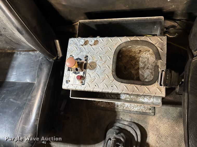 image for item DT0663 1991 Ford F700 winch truck