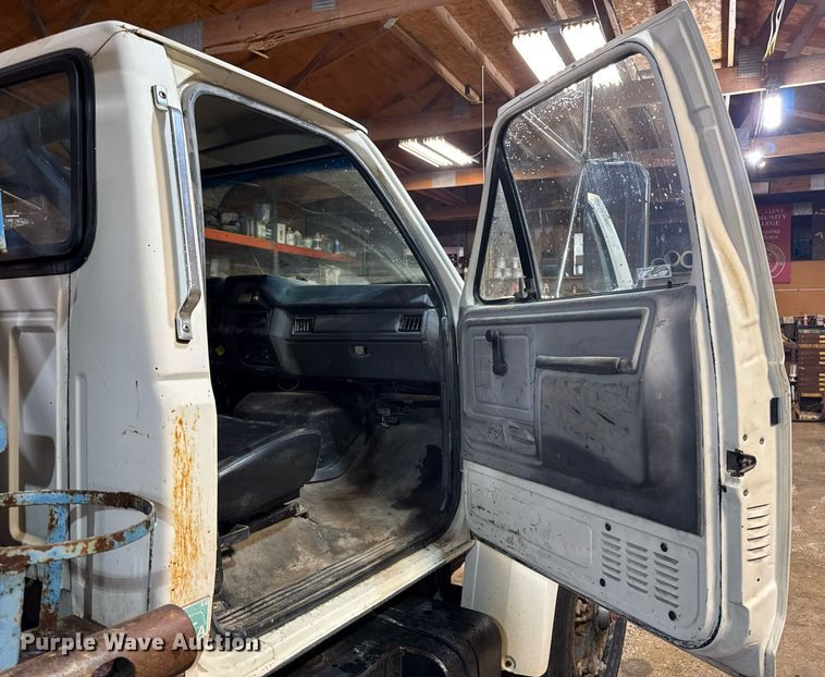 image for item DT0663 1991 Ford F700 winch truck