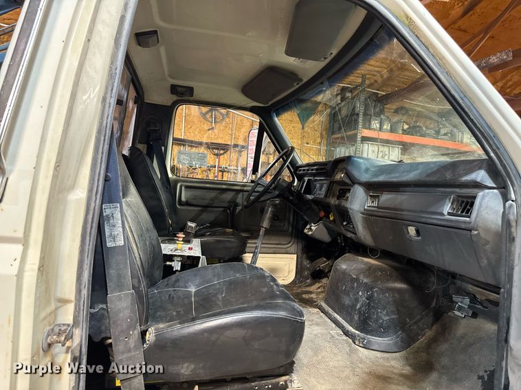 image for item DT0663 1991 Ford F700 winch truck