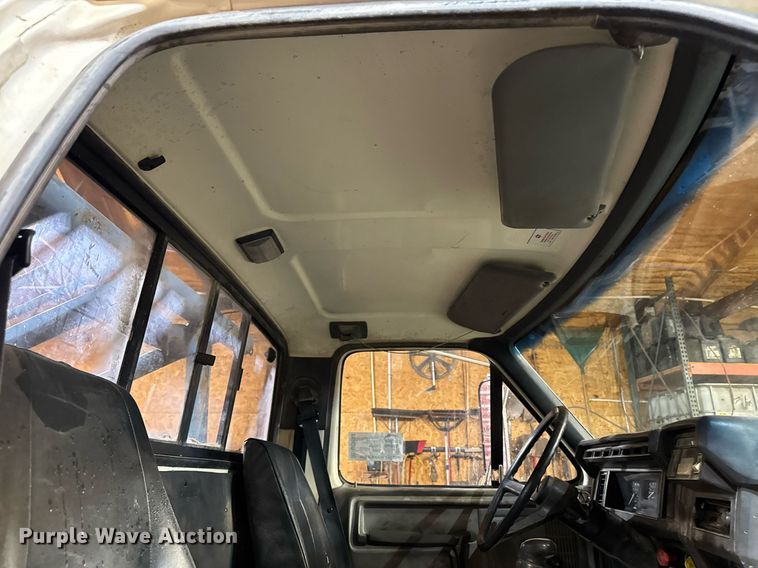 image for item DT0663 1991 Ford F700 winch truck