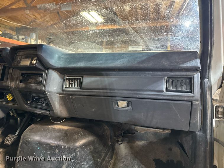 image for item DT0663 1991 Ford F700 winch truck