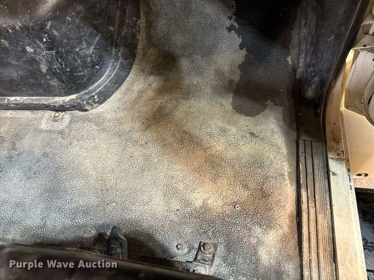 image for item DT0663 1991 Ford F700 winch truck