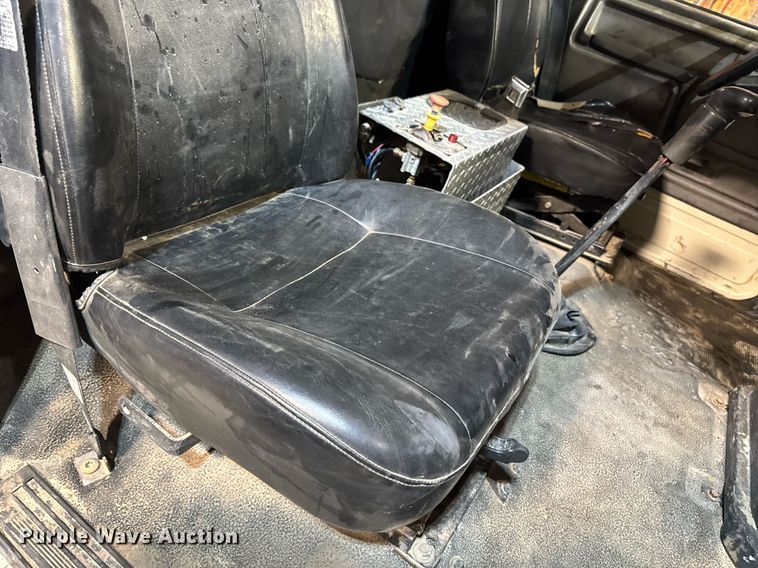 image for item DT0663 1991 Ford F700 winch truck