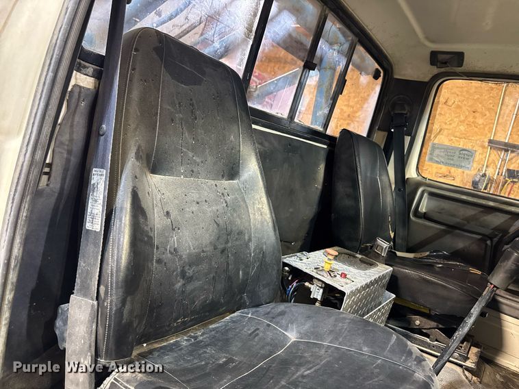 image for item DT0663 1991 Ford F700 winch truck