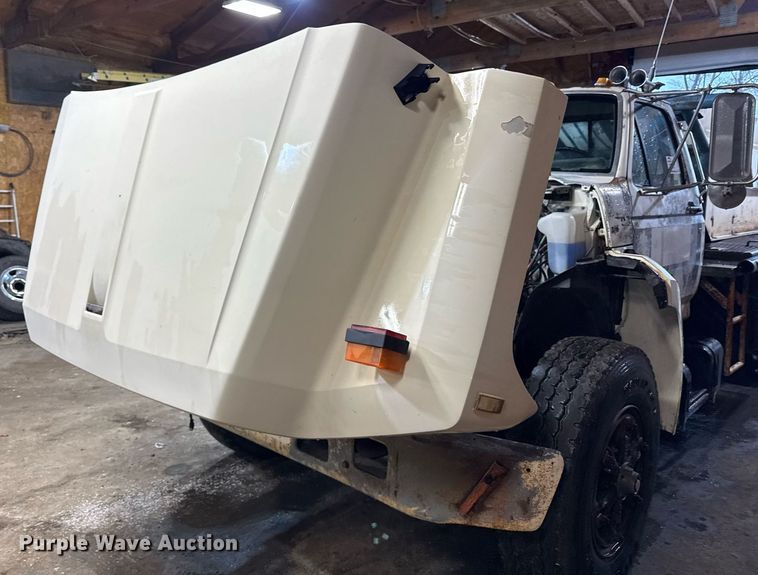 image for item DT0663 1991 Ford F700 winch truck