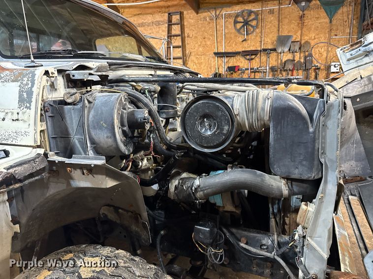 image for item DT0663 1991 Ford F700 winch truck