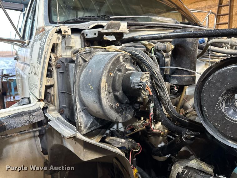 image for item DT0663 1991 Ford F700 winch truck