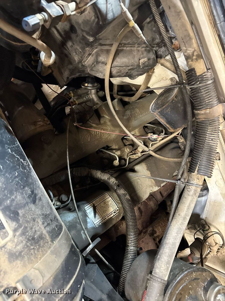 image for item DT0663 1991 Ford F700 winch truck