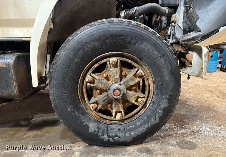 image for item DT0663 1991 Ford F700 winch truck