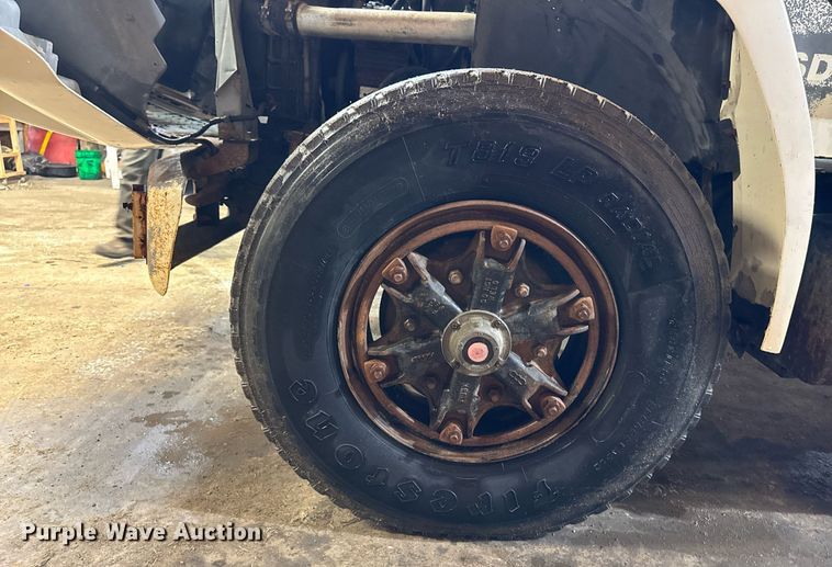 image for item DT0663 1991 Ford F700 winch truck