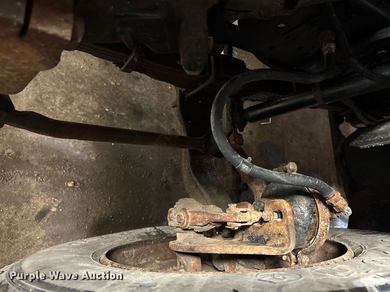 image for item DT0663 1991 Ford F700 winch truck