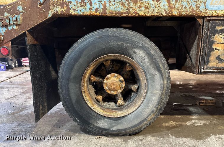 image for item DT0663 1991 Ford F700 winch truck