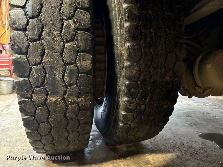 image for item DT0663 1991 Ford F700 winch truck