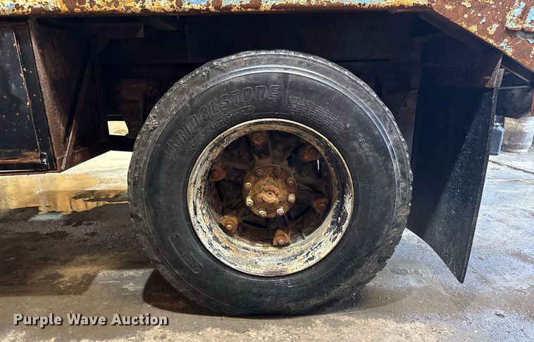 image for item DT0663 1991 Ford F700 winch truck